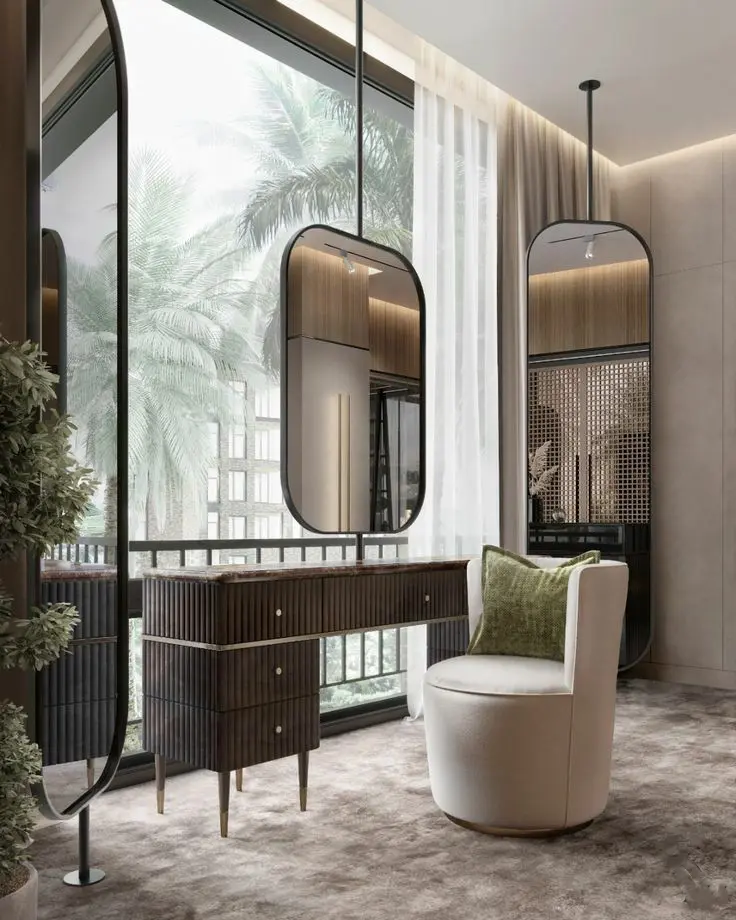 Туалетный столик в темном цвете на лоджии