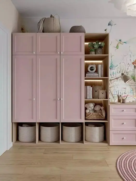Розовый шкаф в интерьере детской Розовый шкаф в интерьере детской