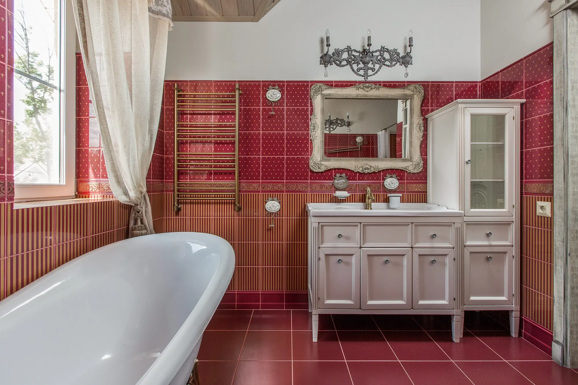 Яркая ванная комната в классическом стиле