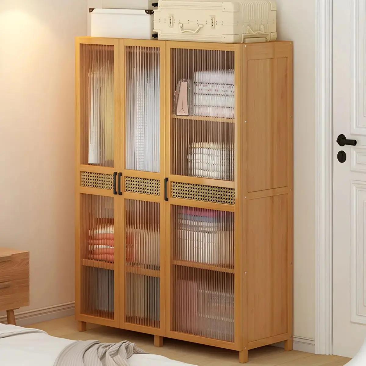 Трехдверный шкаф с рифлеными дверцами в стиле мидсенчери Трехдверный шкаф с рифлеными дверцами в стиле мидсенчери