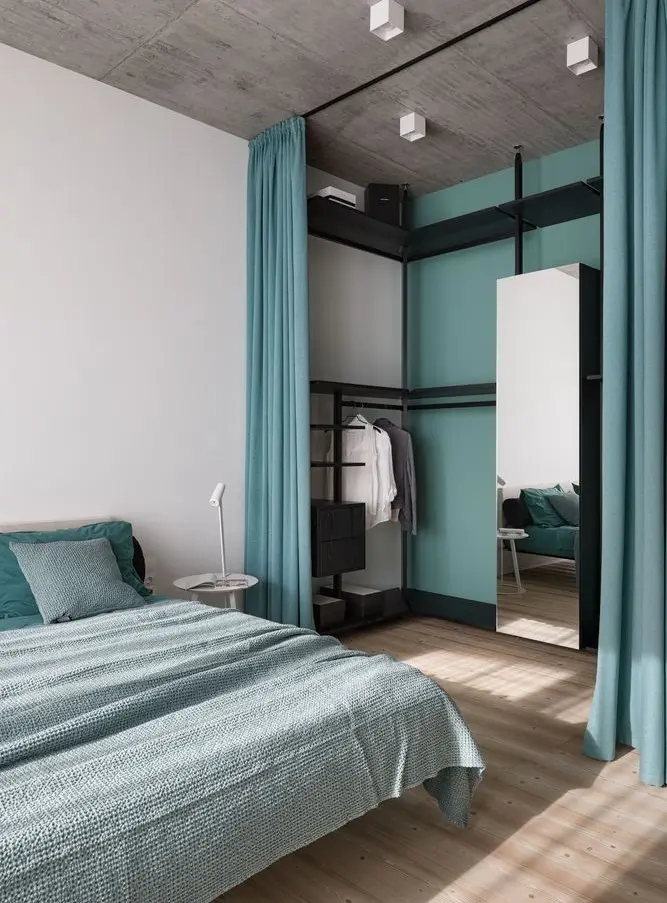 Уютная зона гардероба с портьерами в спальне