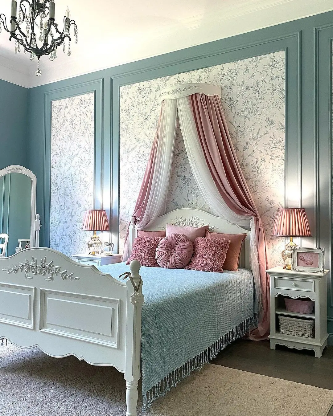 Детская с белой мебелью и балдахином Детская с белой мебелью и балдахином