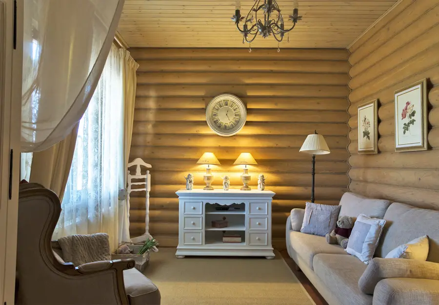 Небольшая уютная гостиная в деревянном доме