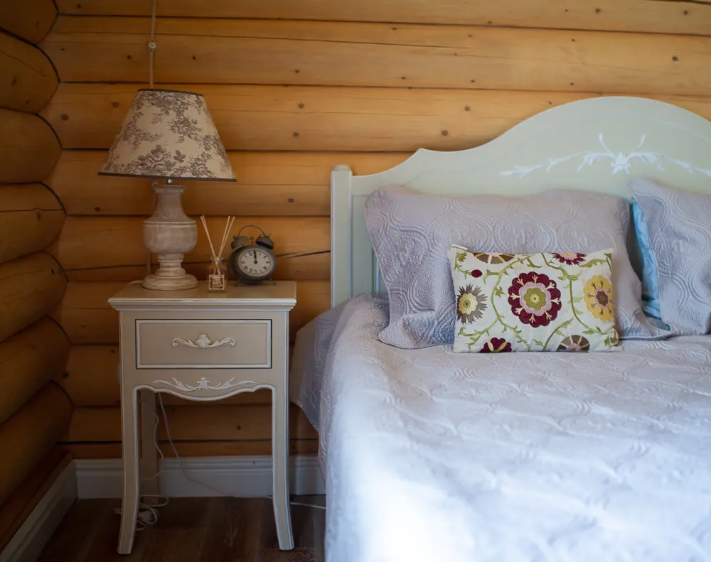 Уютный интерьер спальни с яркими подушками Инлавка, inlavka.ru