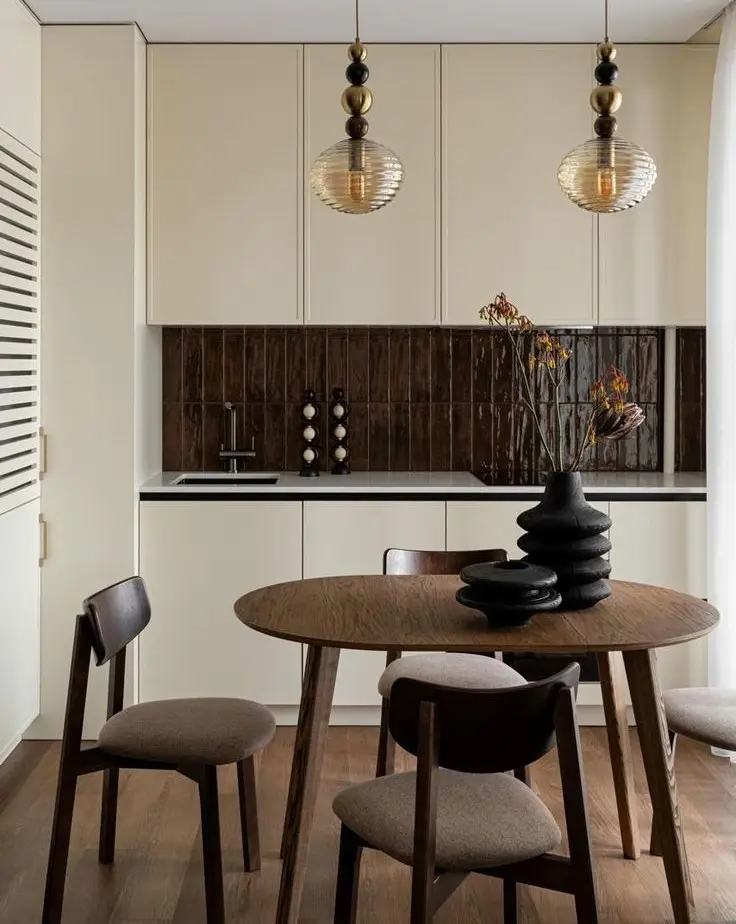 Обеденная группа из массива дерева, покрытая маслом Обеденная группа из массива дерева, покрытая маслом