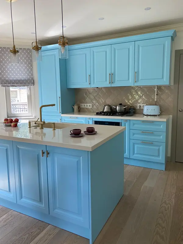 Нежно-голубая кухня с островом