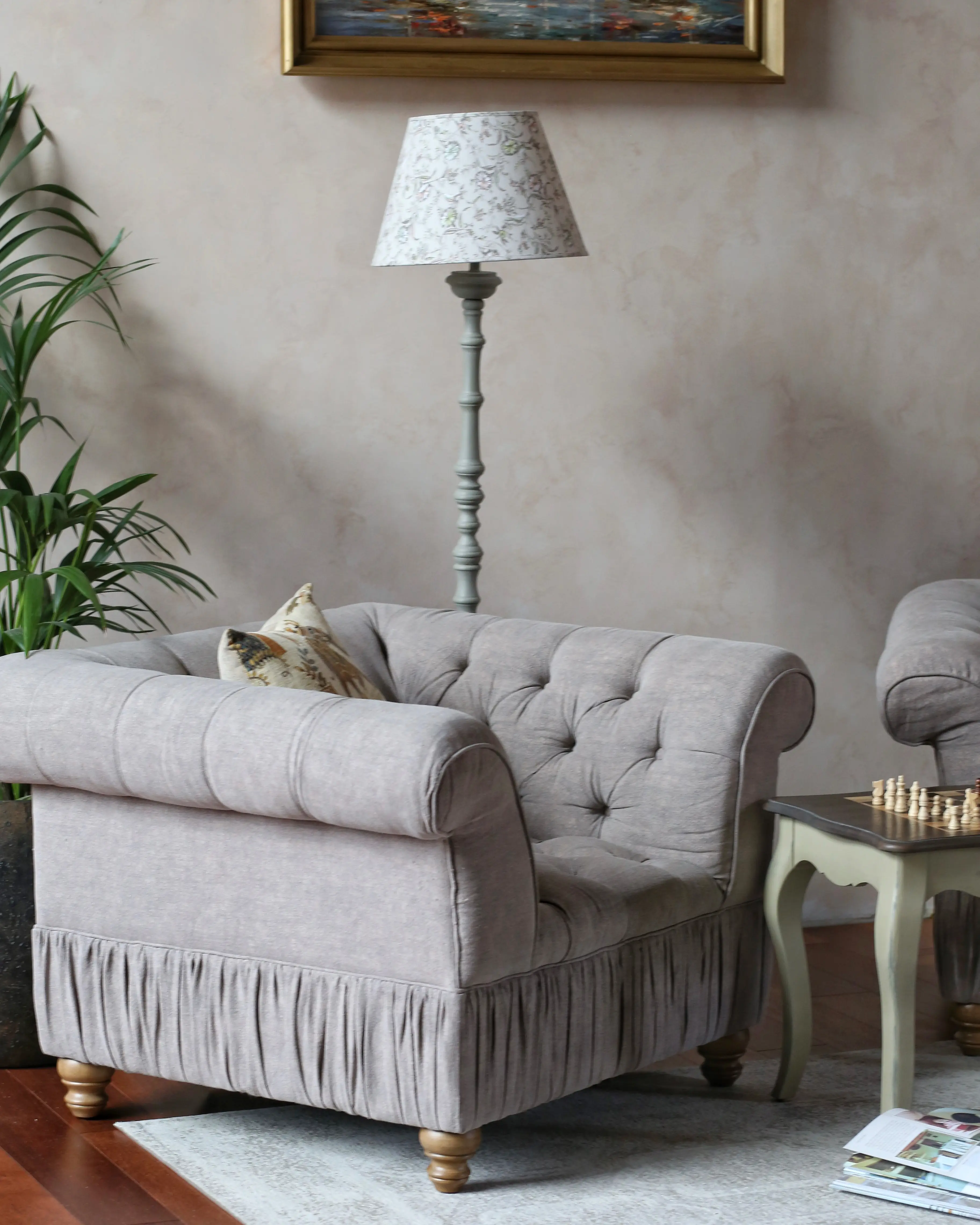 Серое классическое кресло с невысокой спинкой и каретной стяжкой Серое классическое кресло с невысокой спинкой и каретной стяжкой