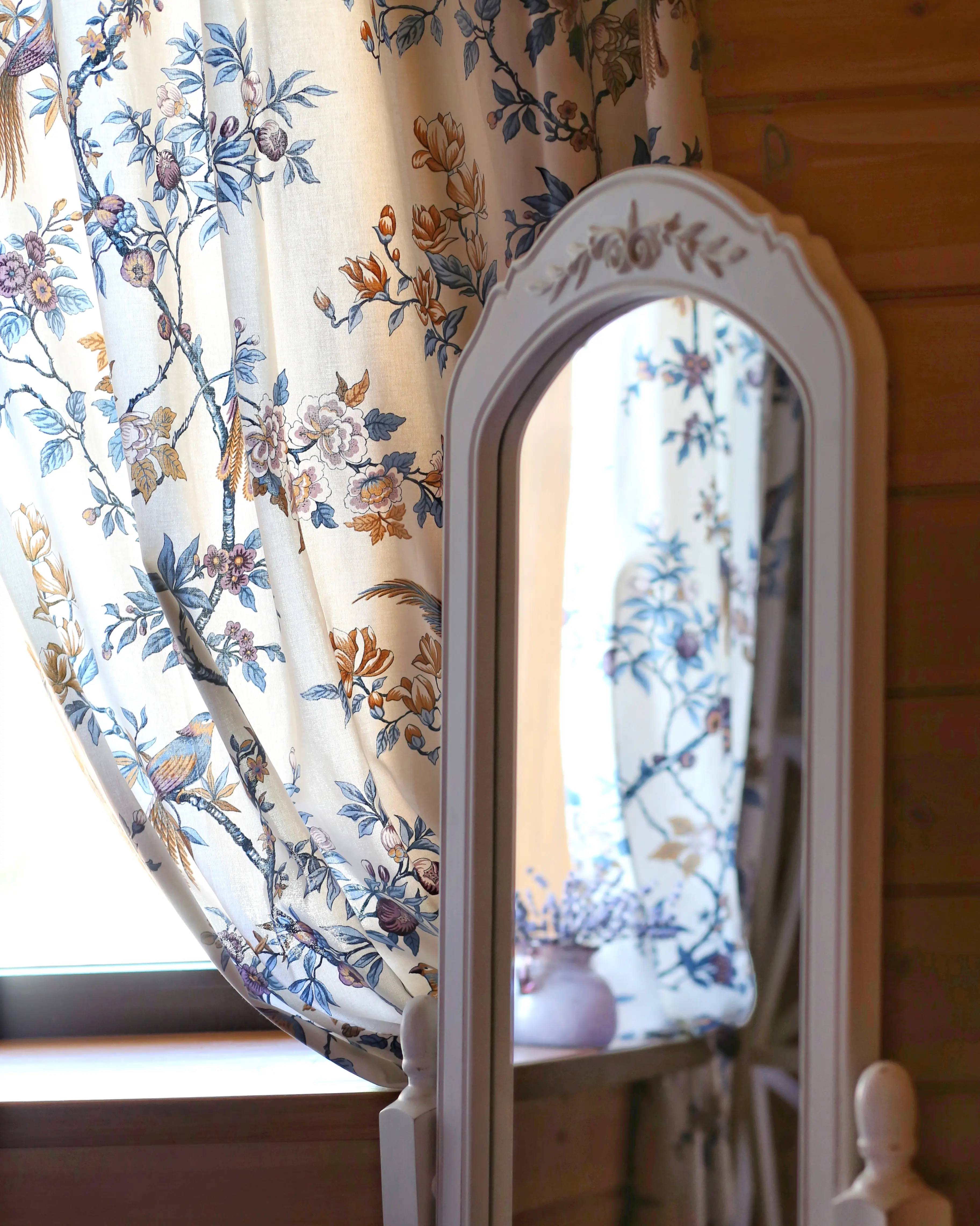 Красивые шторы в спальне с напольным зеркалом Инлавка, inlavka.ru