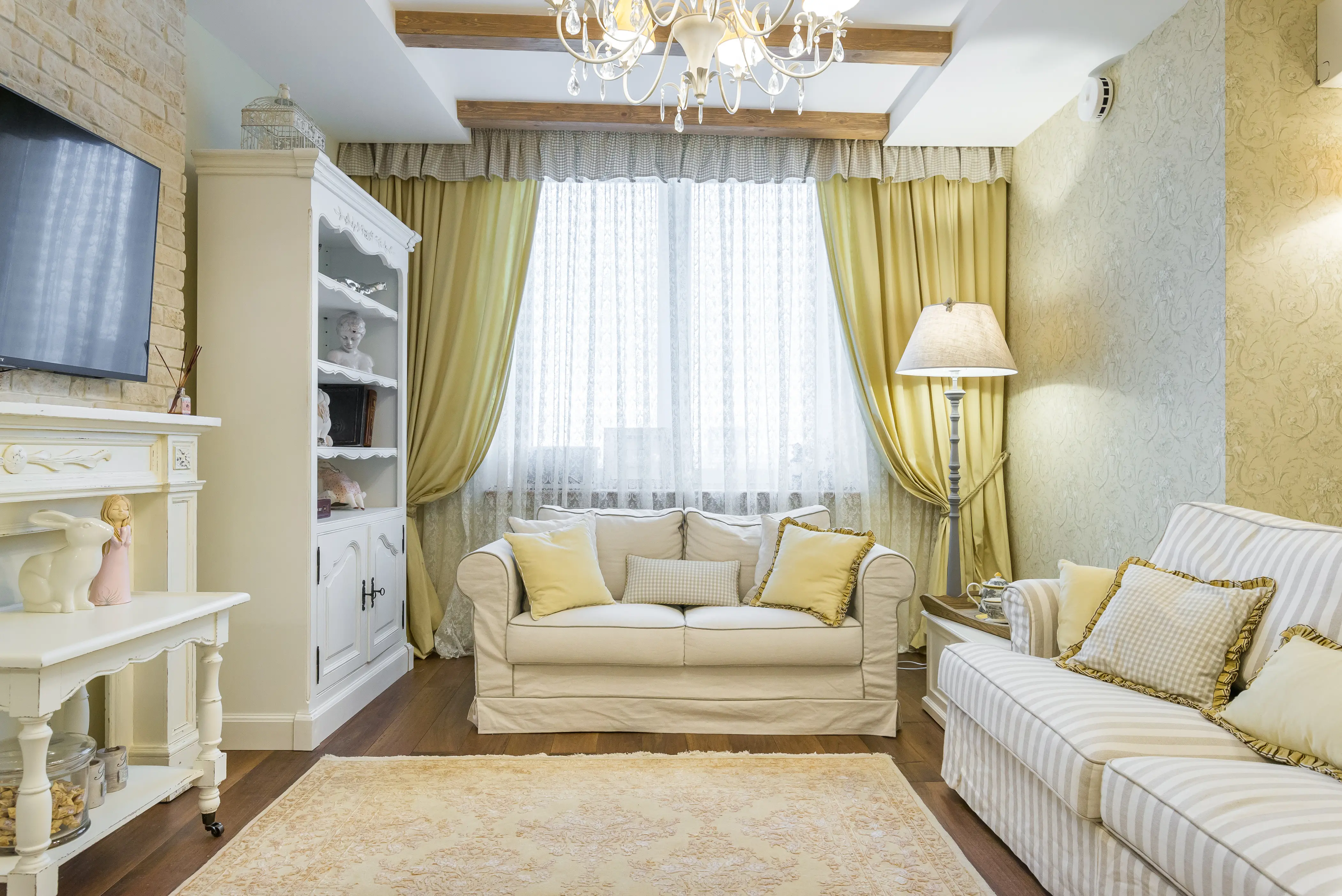 Светлый интерьер в стиле прованс с желтыми элементами