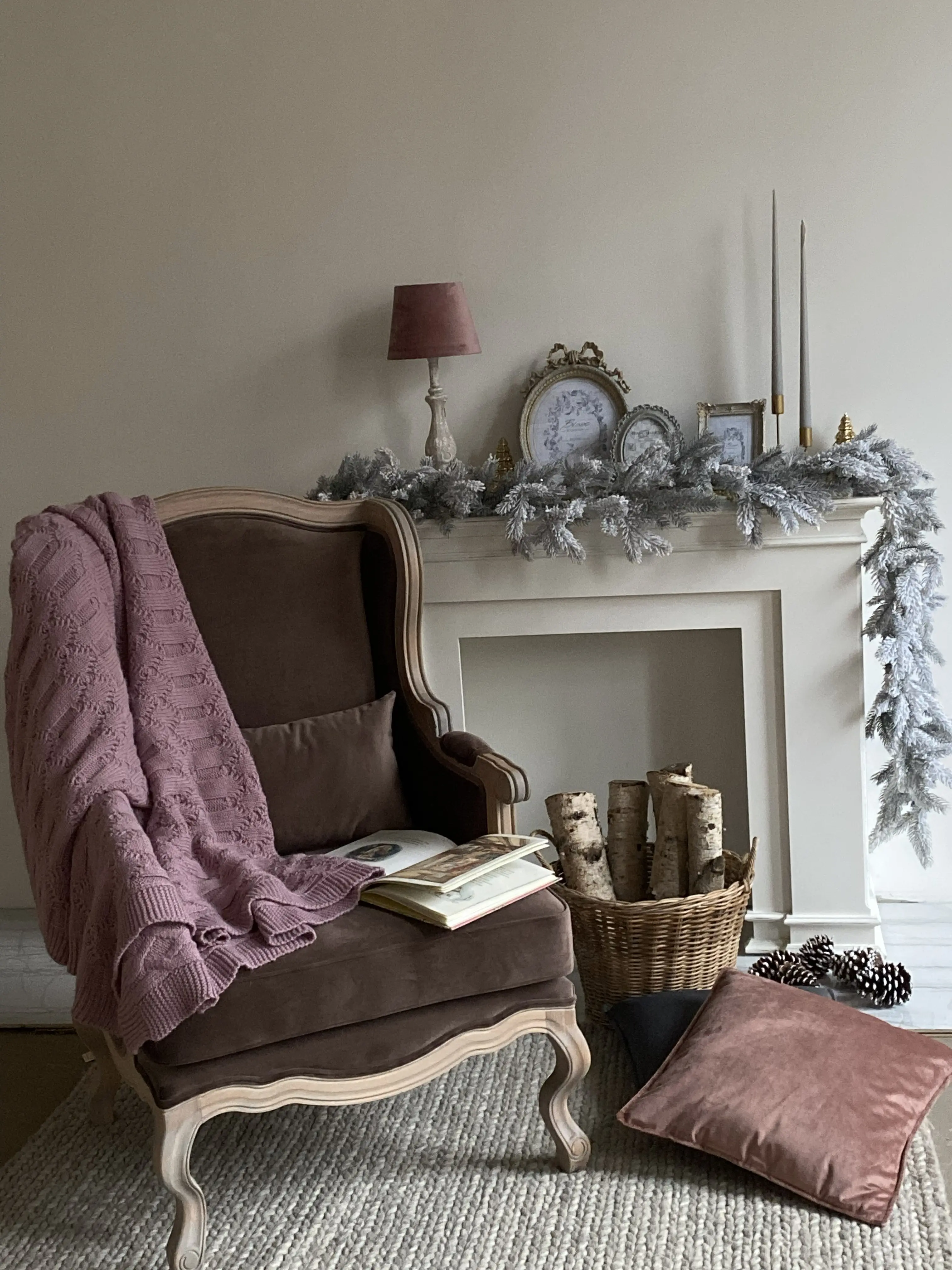 Уголок для чтения у камина с новогодним декором Уголок для чтения у камина с новогодним декором