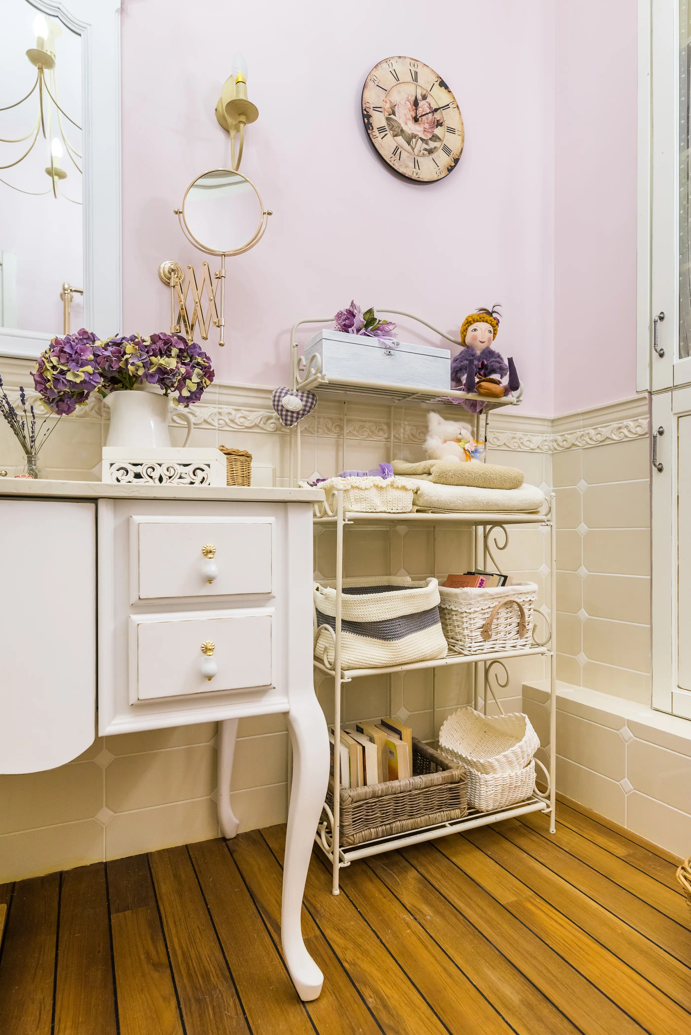 Металлическая этажерка для ванной комнаты