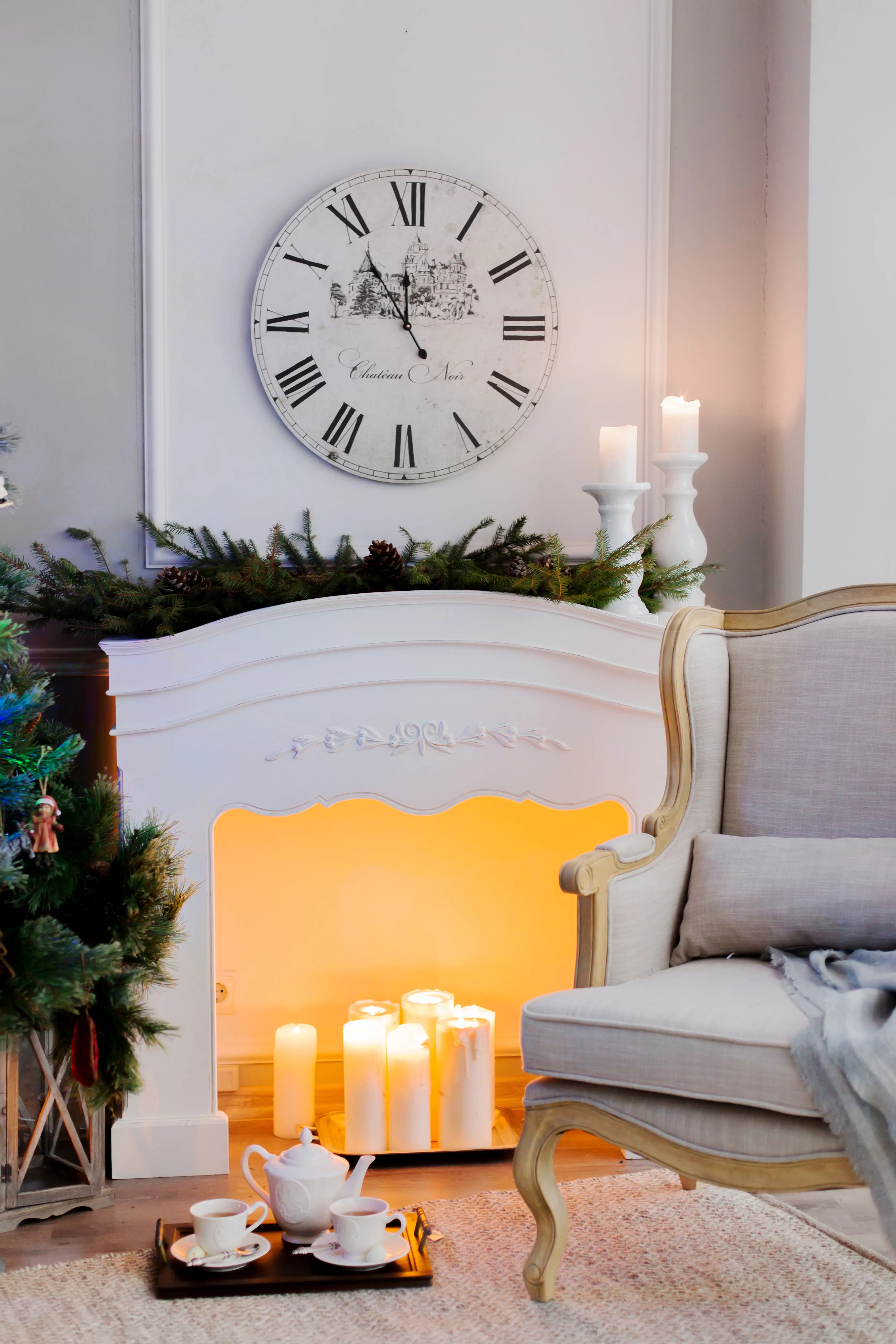 Уютный новогодний интерьер с камином Уютный новогодний интерьер с камином