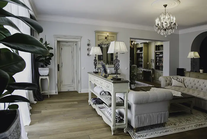 Светлая гостиная с деревянной мебелью в стиле Прованс