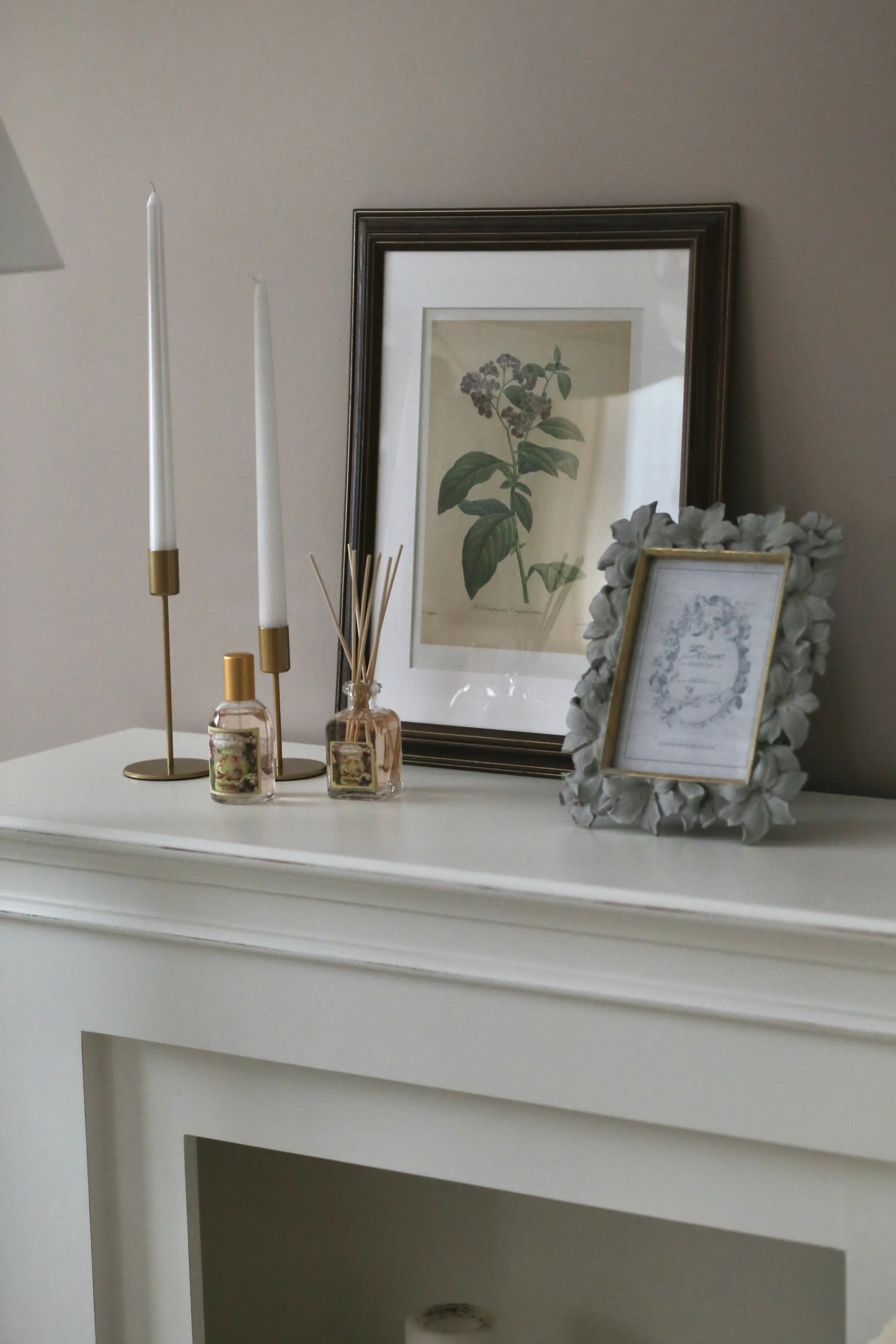 Декор камина с помощью свечей, рамок и интерьерных постеров Инлавка, inlavka.ru