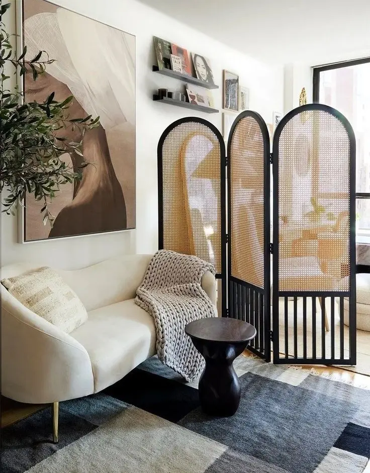 Зонирование в студии с помощью ширмы Зонирование в студии с помощью ширмы