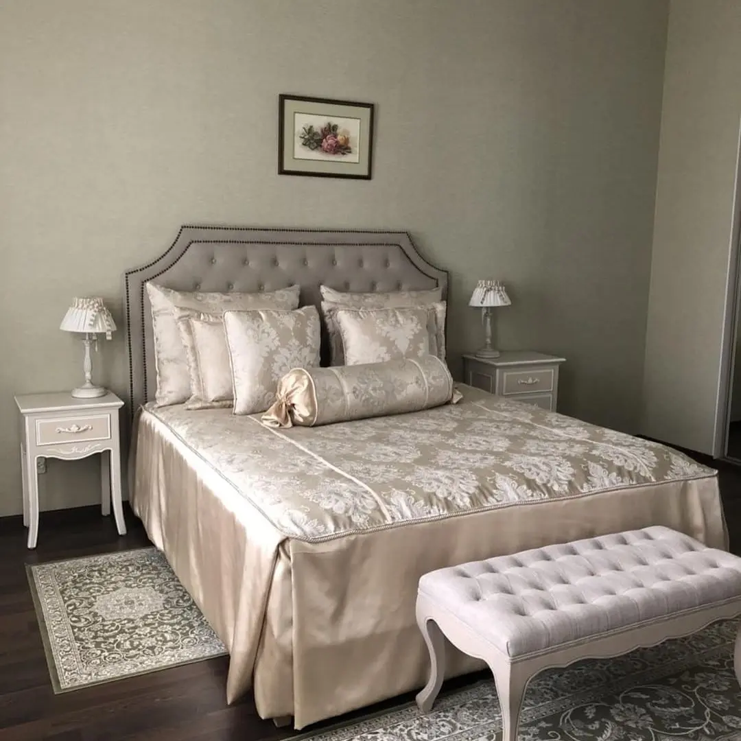 Классическая серо-бежевая спальня с мягкой кроватью Классическая серо-бежевая спальня с мягкой кроватью