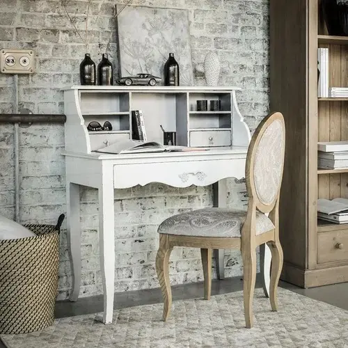 Кабинет с классической мебелью и кирпичной стеной