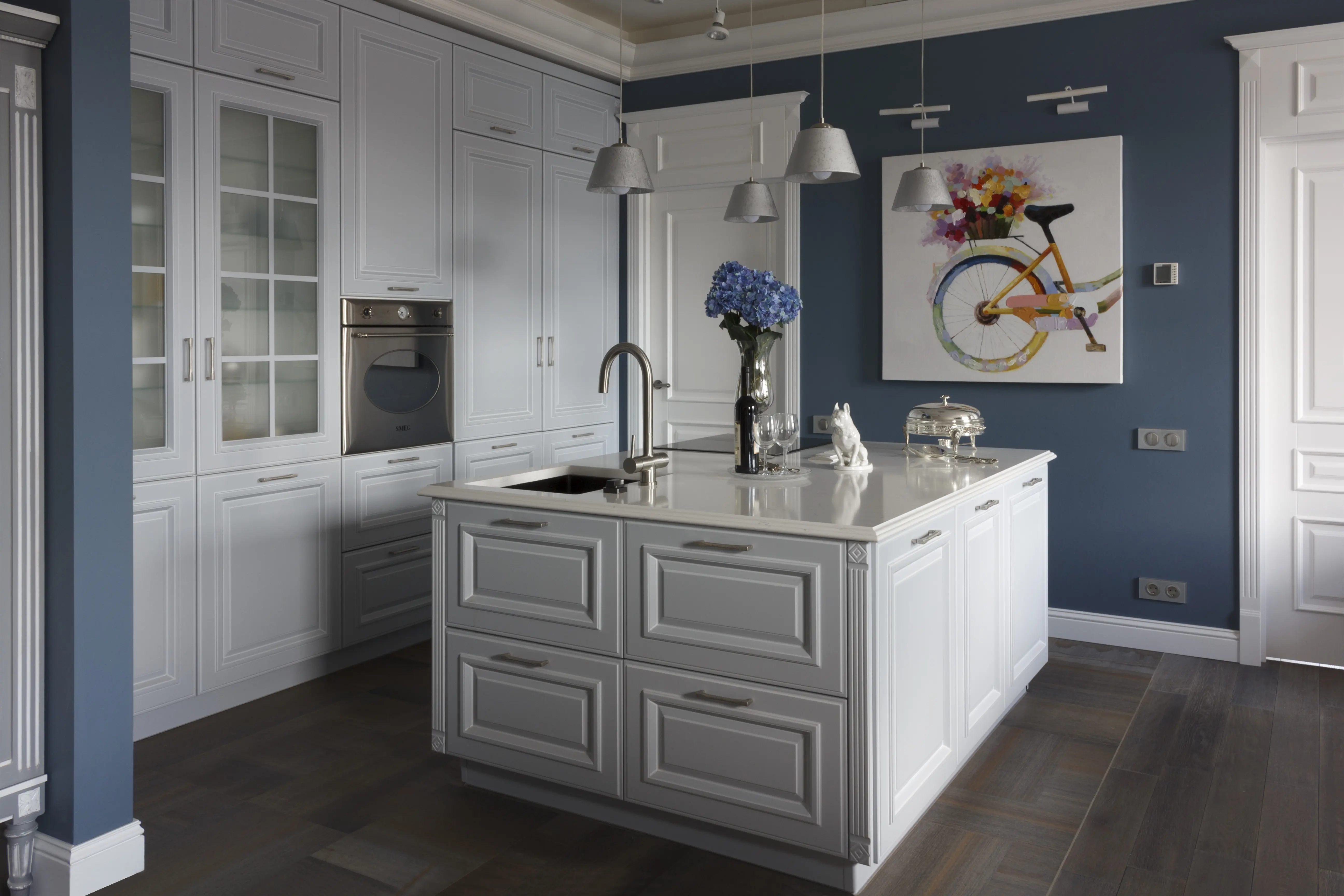 Функциональная светло-серая кухня с островом