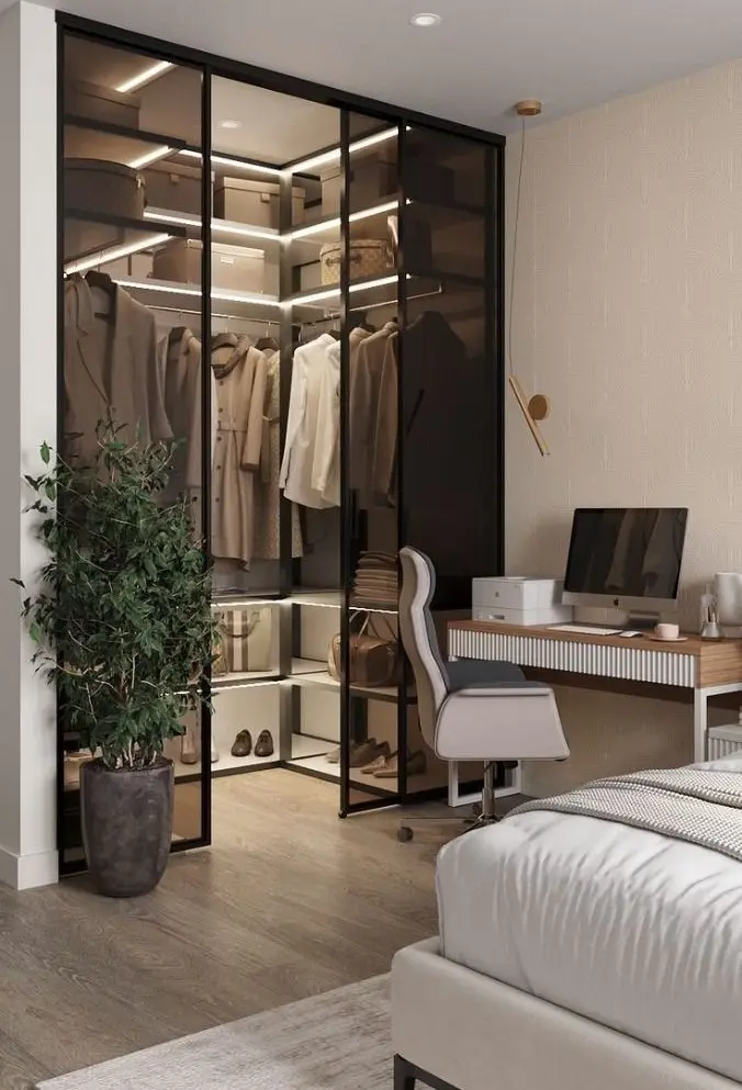 Шкаф с подсветкой и стеклянными дверьми в спальне