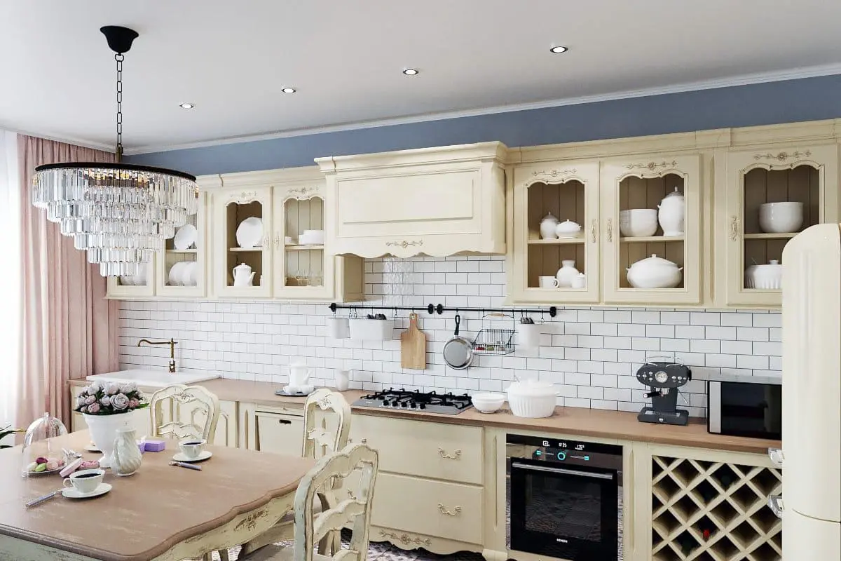 Кремовая кухня в стиле Прованс с вместительным обеденным столом