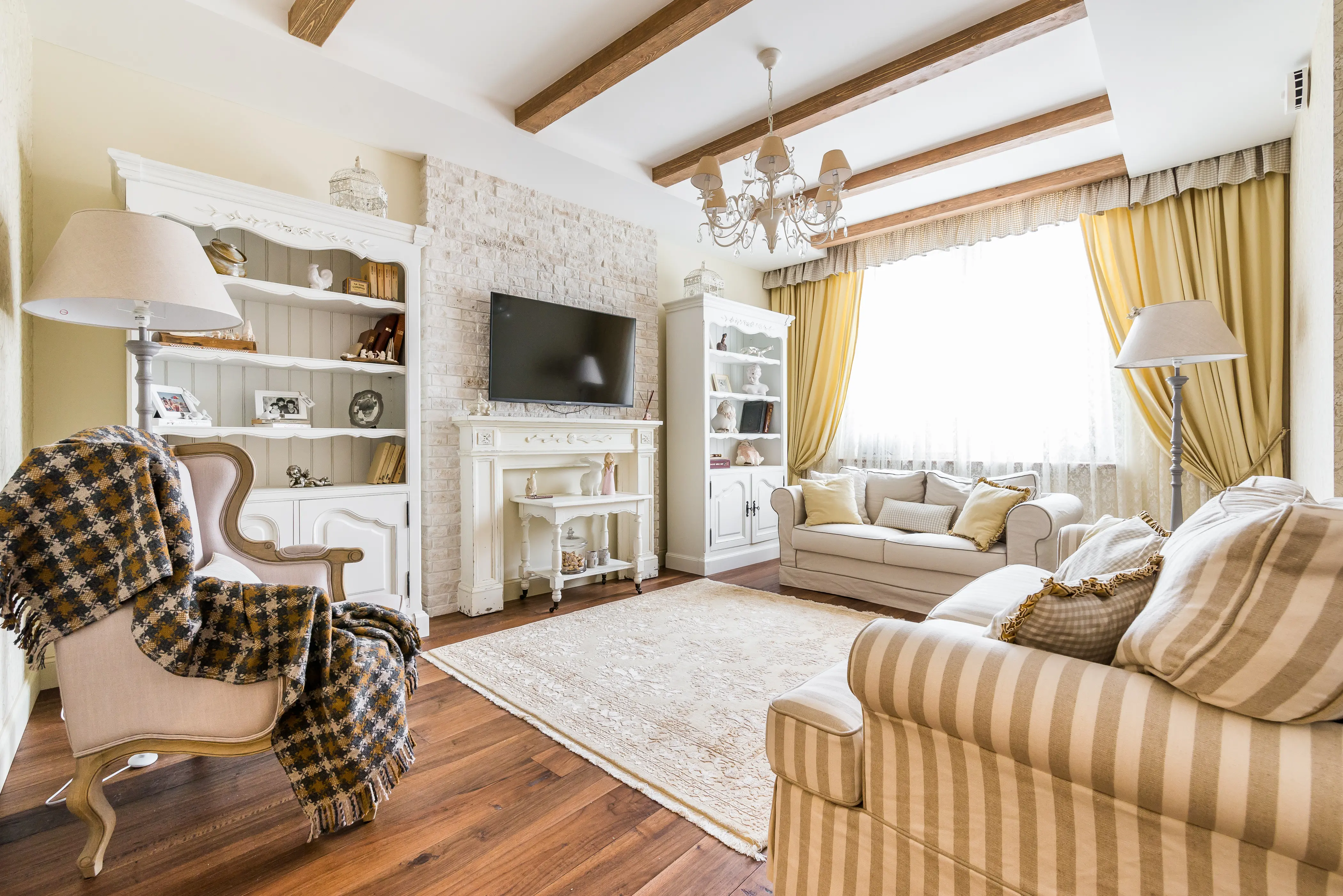 Гостиная Прованс с лимонными акцентами