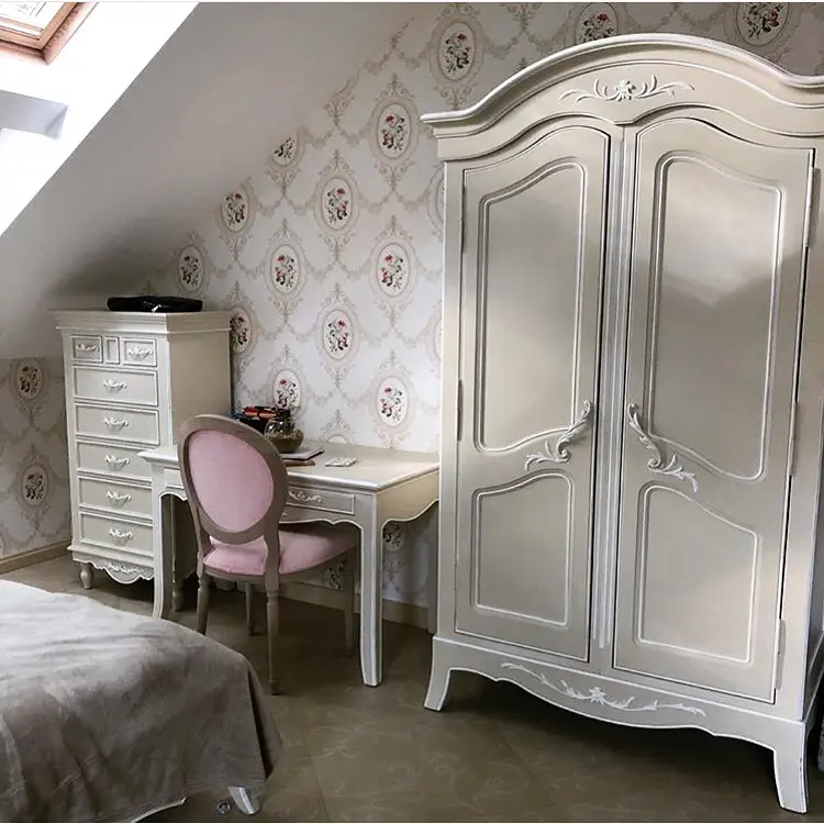 Подростковая комната в классическом стиле