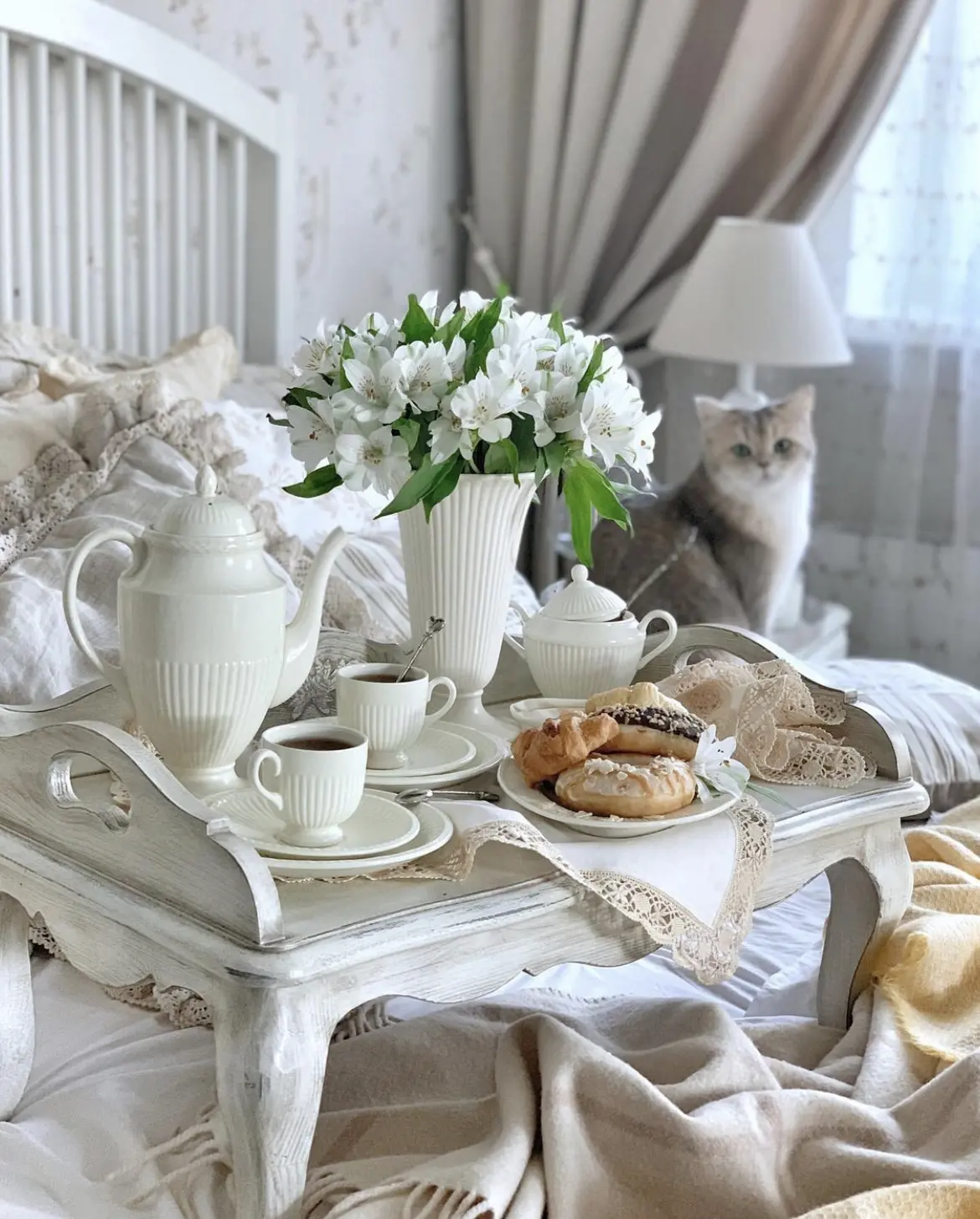 Сервировка завтрака в постель Инлавка, inlavka.ru