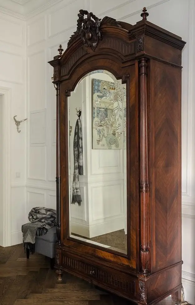 Антикварный однодверный шкаф с зеркалом