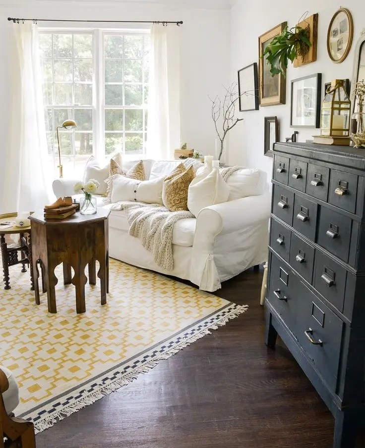 Гостиная с белым диваном в стиле Прованс