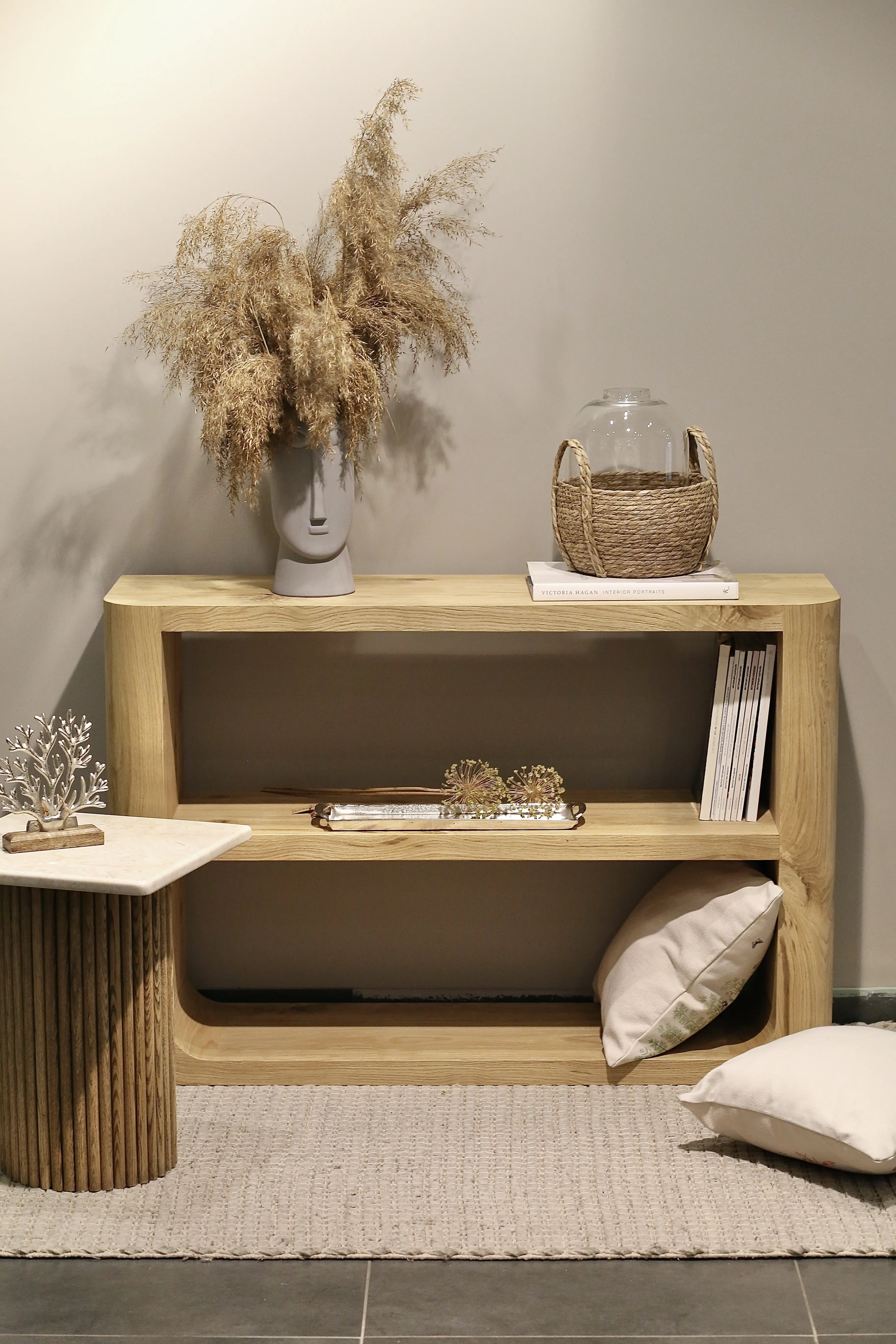 Консоль в стиле минимализм со стильным декором в гостиной Инлавка, inlavka.ru