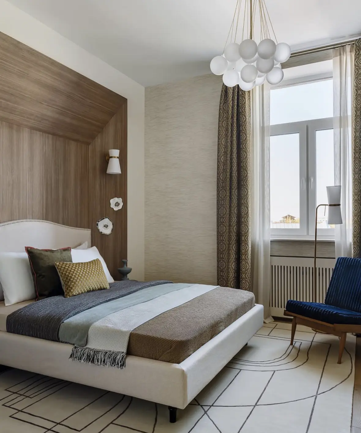 Спальня в современном стиле с мягкой кроватью Спальня в современном стиле с мягкой кроватью