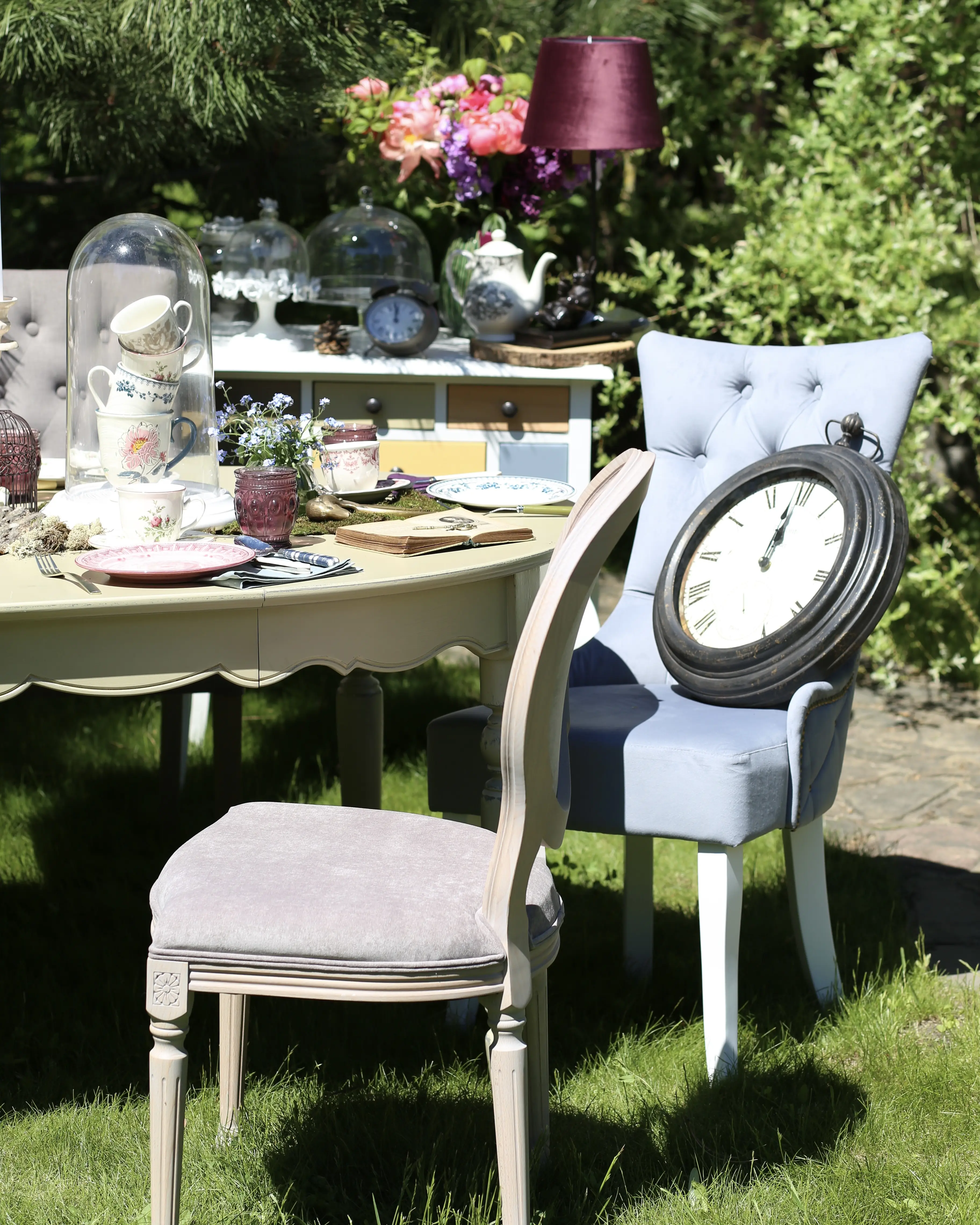 Обеденная зона в саду с мебелью из массива дерева