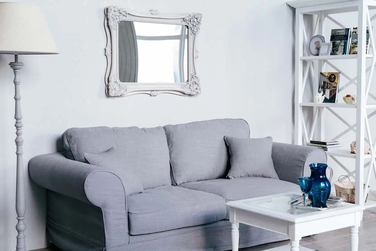 Уютный мягкий серый диван в классическом стиле