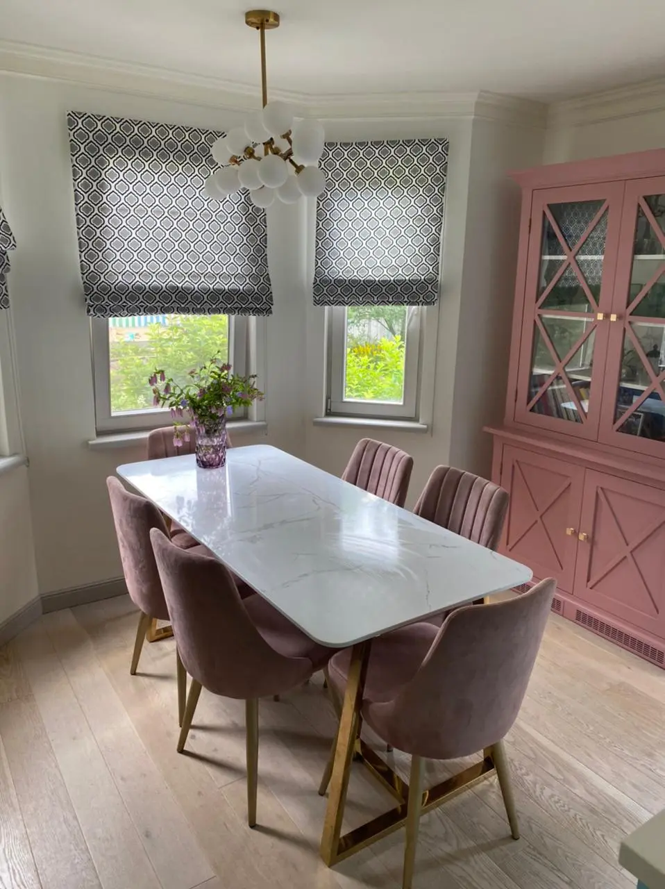 Столовая с акцентным буфетом