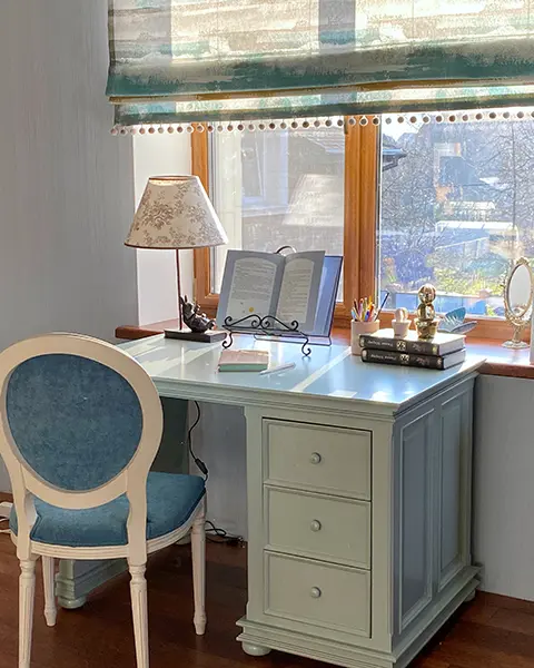 Рабочее место с мятным столом и лазурным стулом с овальной спинкой