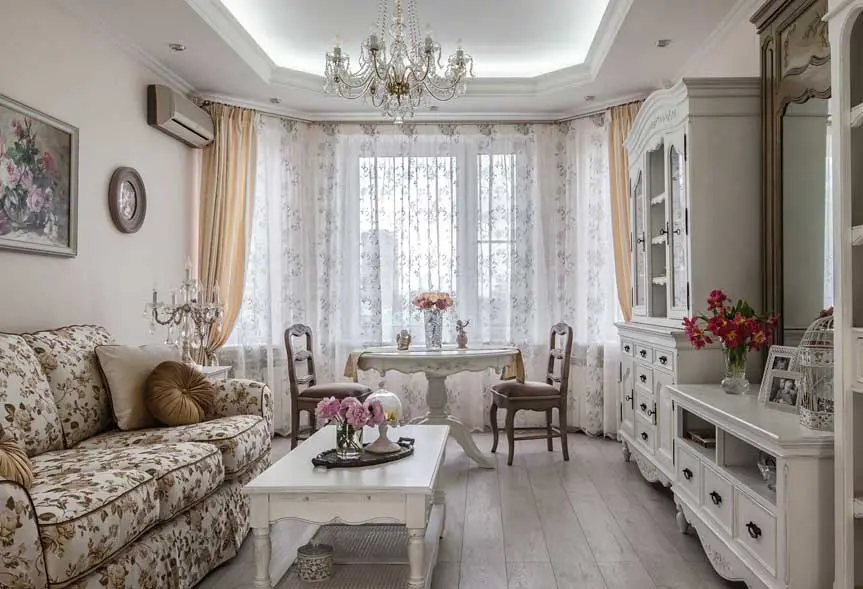 Светлая гостиная с цветочным диваном в стиле Прованс