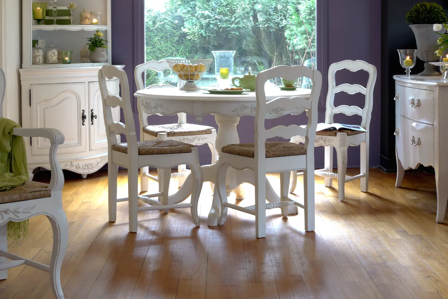 Белая кухня из массива с резными элементами