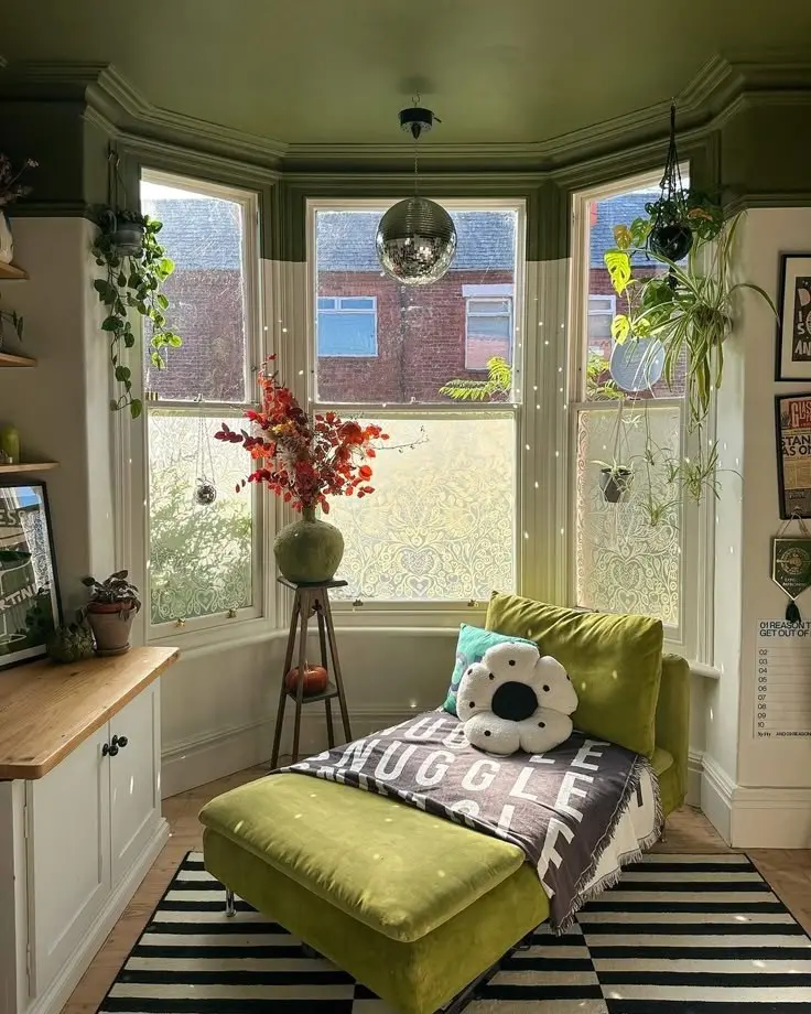 Зона отдыха в детской с эркером