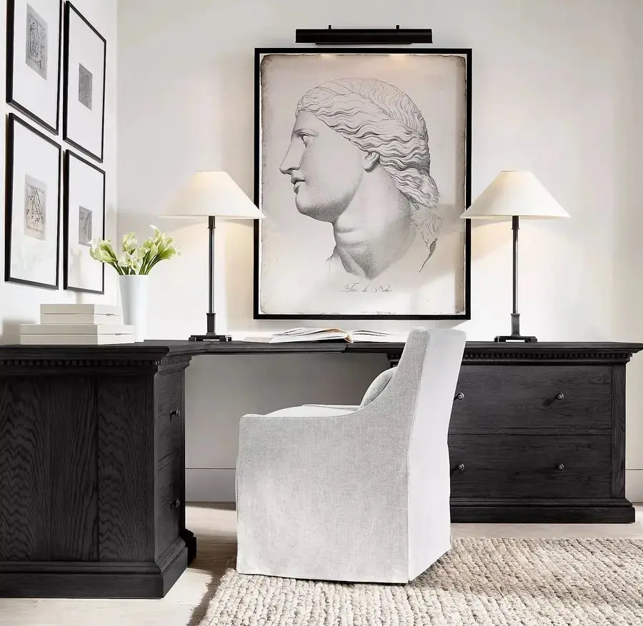 Белый кабинет с черным столом и черными акцентами