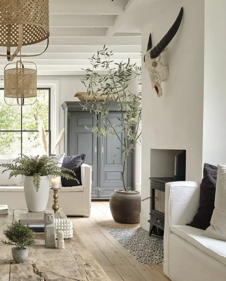 Светлая гостиная в доме в стиле Прованс