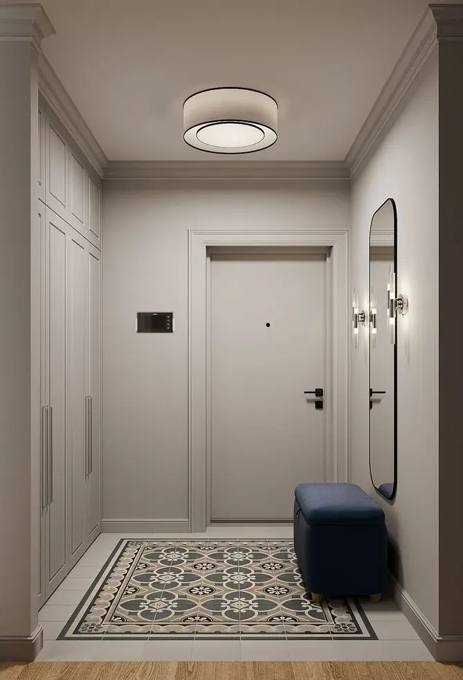 Небольшая прихожая в серых тонах с синей банкеткой