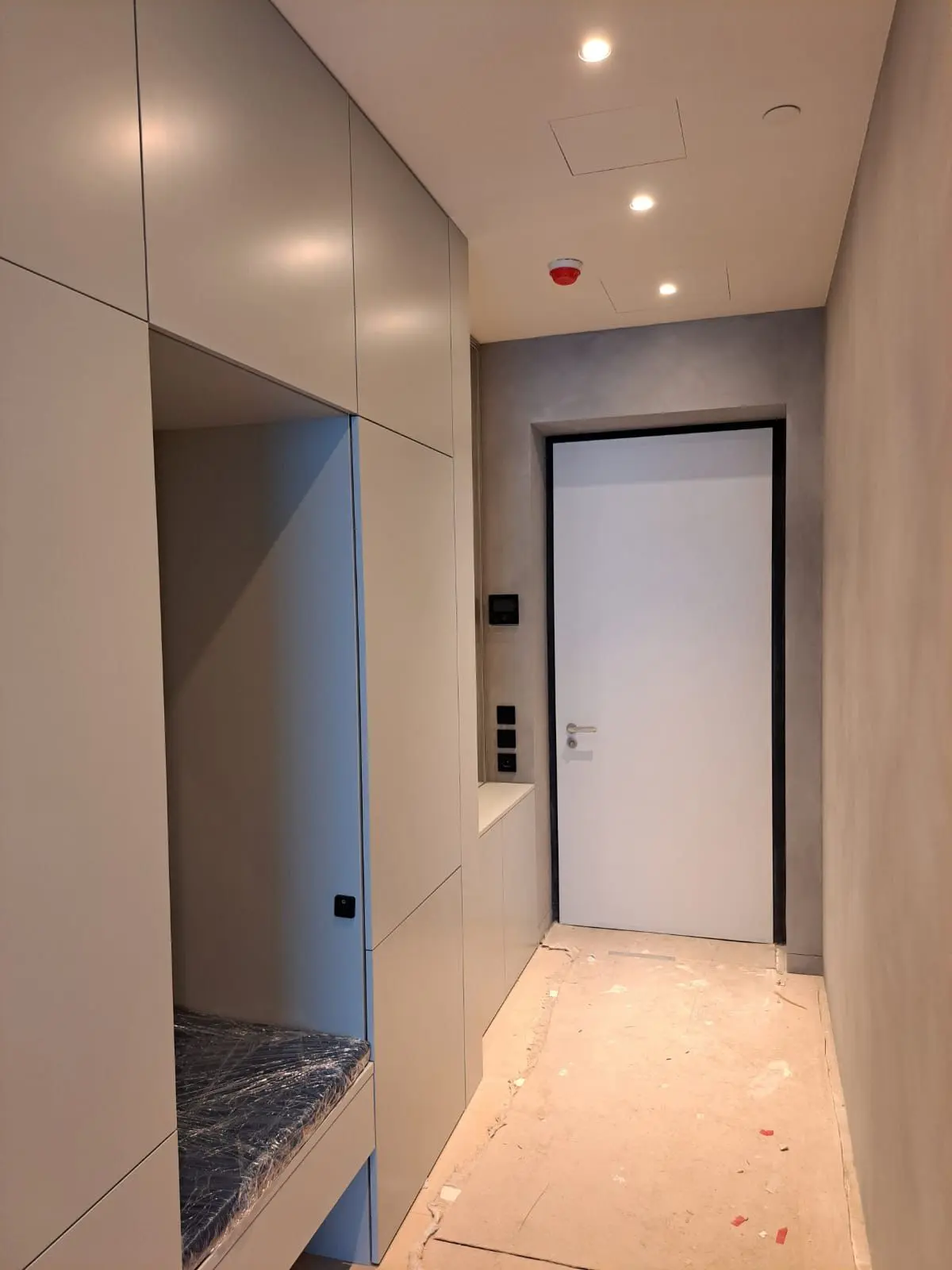 Узкая прихожая со встроенной мебелью