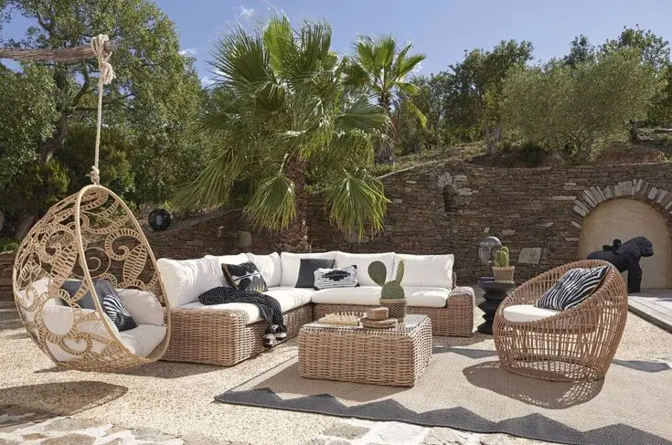 Сад с ротанговой мебелью в тропиках Сад с ротанговой мебелью в тропиках