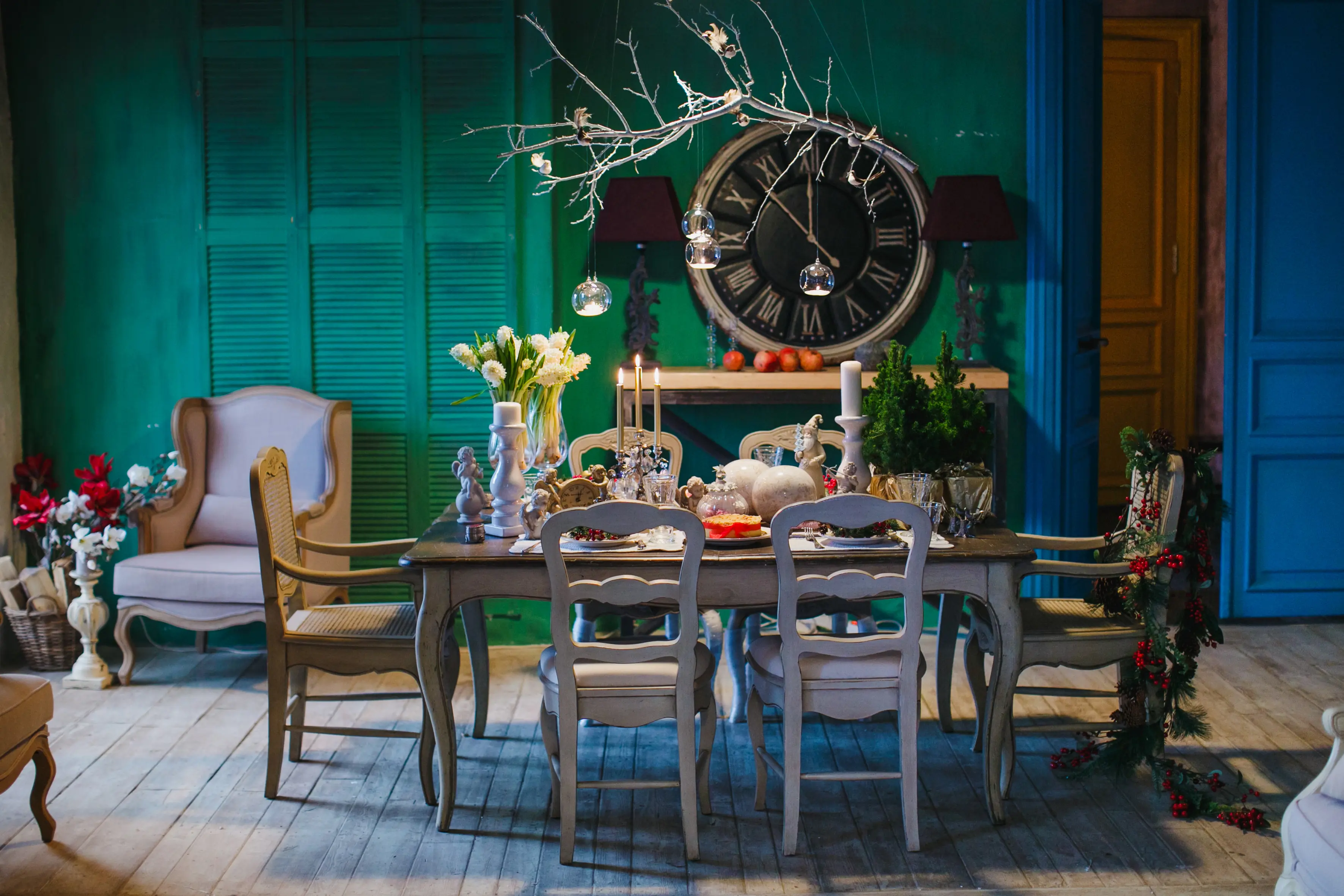 Столовая в новогоднем декоре