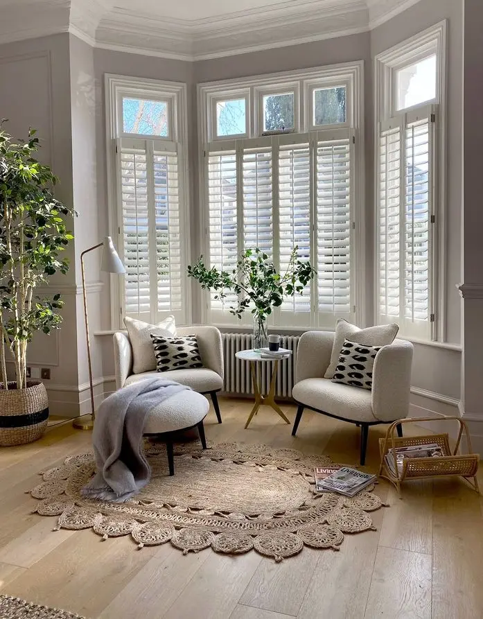 Комната с эркером в стиле современной классики