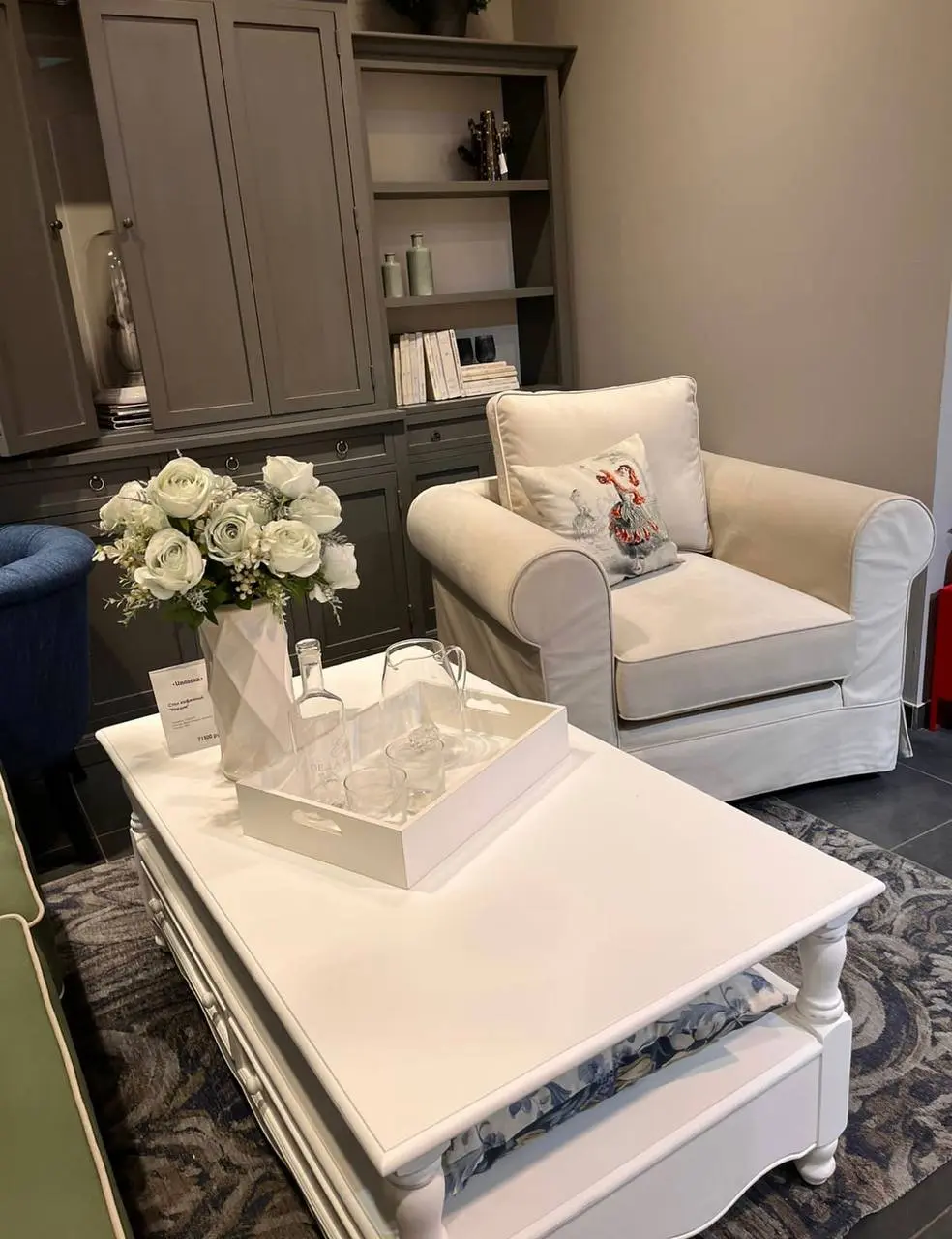 Светлое классическое кресло с низкой спинкой и подушкой Светлое классическое кресло с низкой спинкой и подушкой