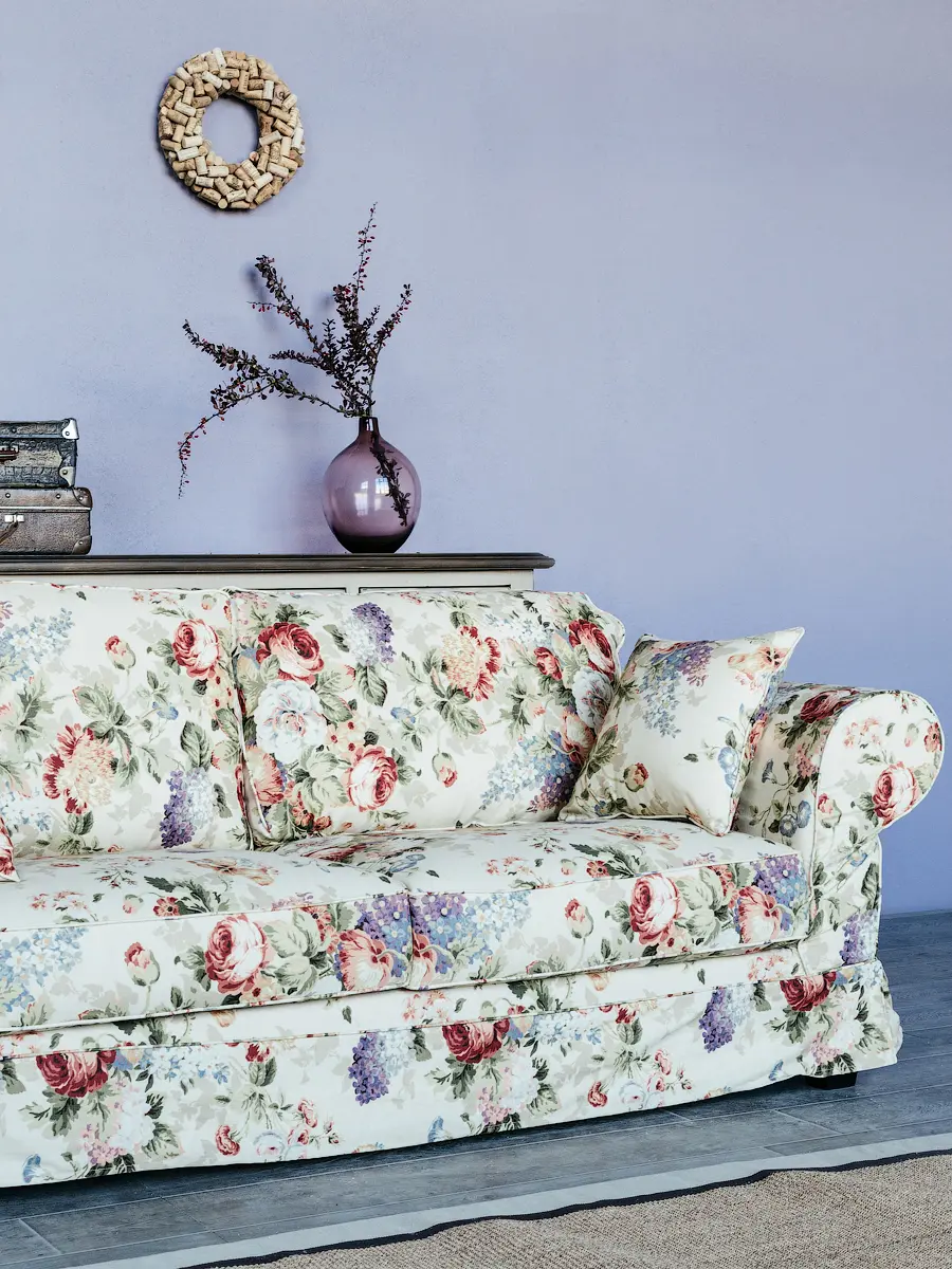 Диван с цветочным принтом в стиле прованс