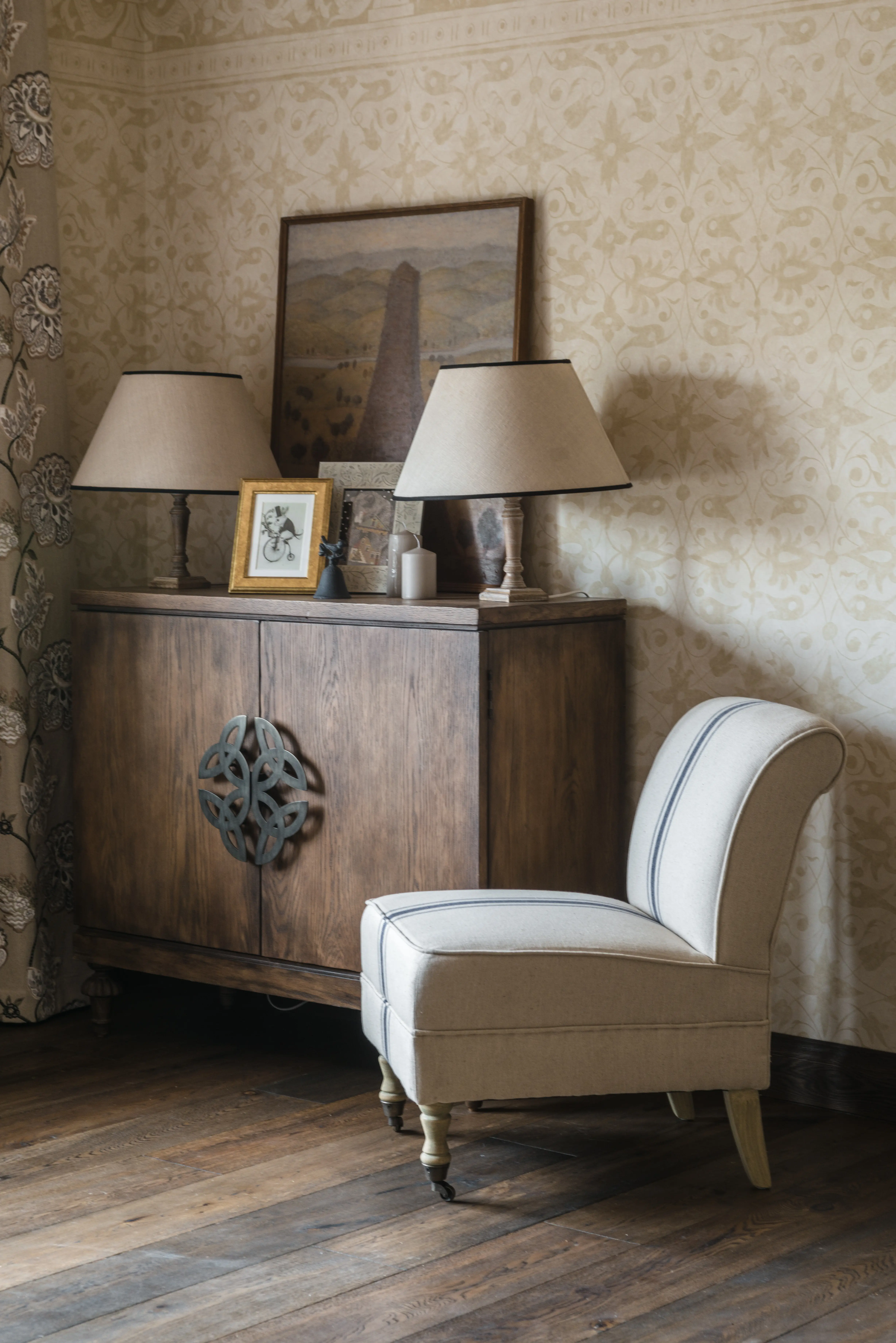 Классическая спальня с комодом из состаренного массива дерева Инлавка, inlavka.ru