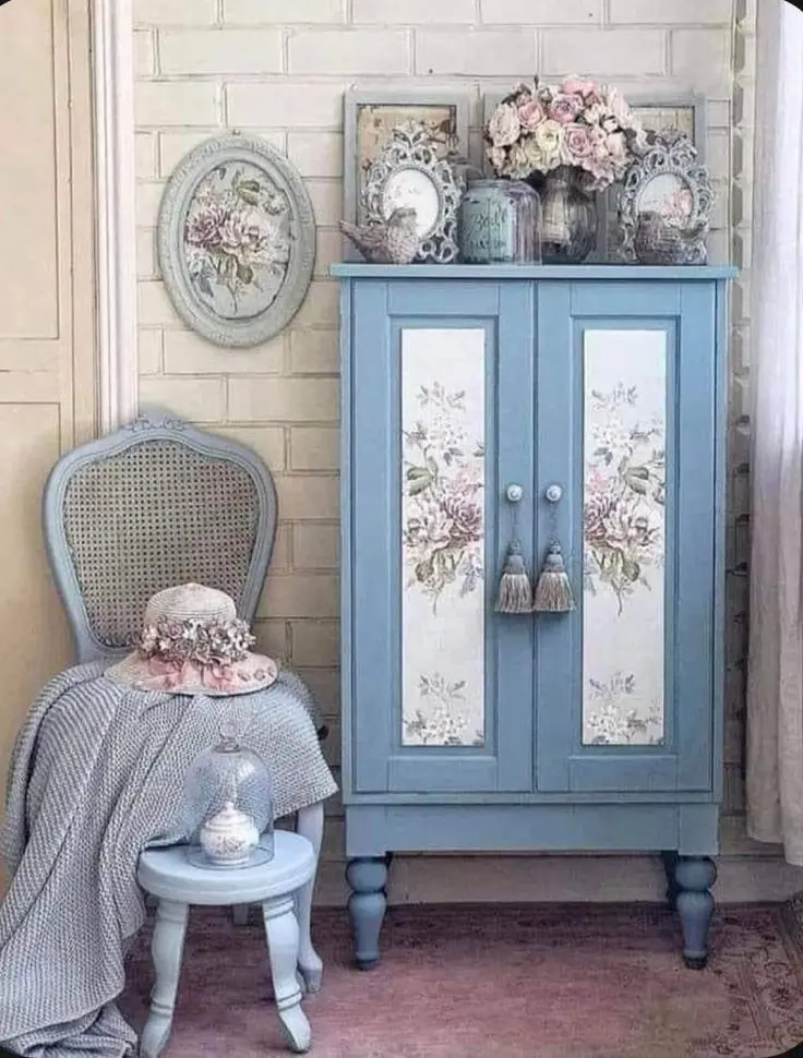 Голубой шкаф с цветами в стиле Прованс