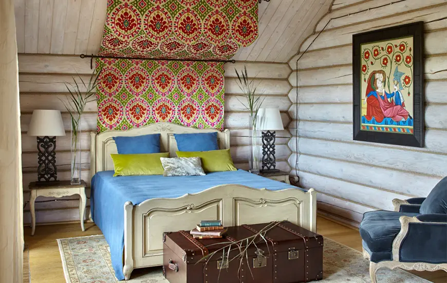 Спальня с яркими элементами в деревянном доме Спальня с яркими элементами в деревянном доме